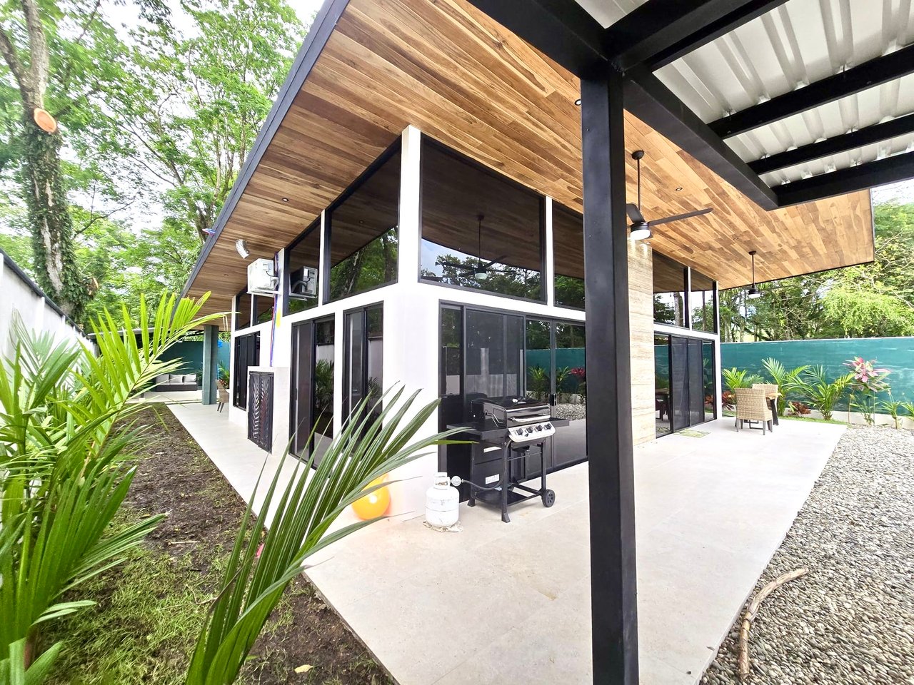 Tropical Modern Villa in Uvita – 3BR Retreat with Large Pool Near the Beach