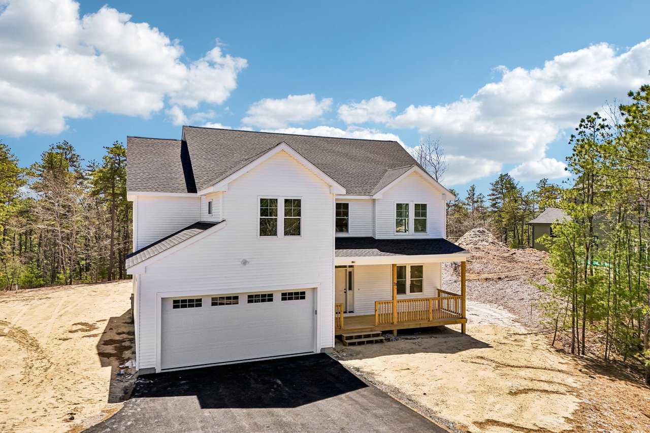 33 Seabiscuit Dr, Plymouth, MA 02360