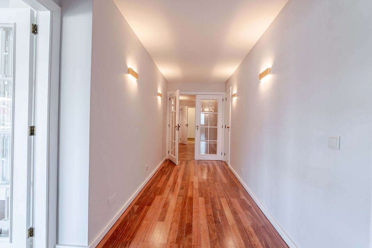 Luxury 5-Bedroom Apartment with Balcony & Private Garage in Foz do Douro, Porto