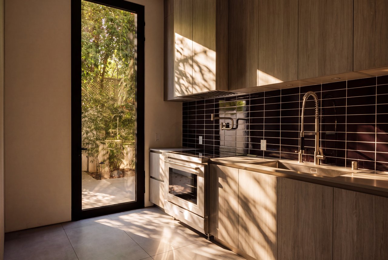 1140 Summit Dr, Beverly Hills