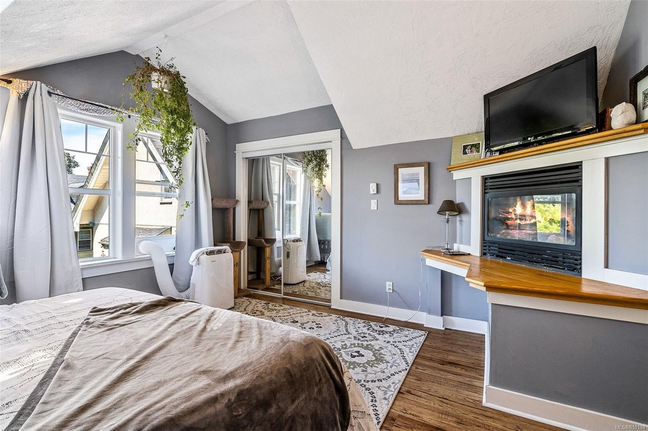 2-933 Empress Ave