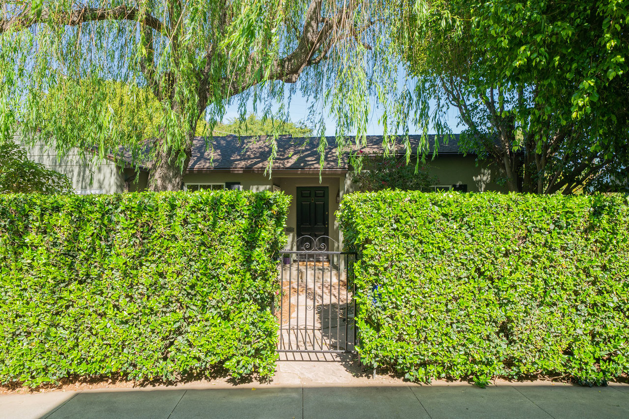 Hooray for the Hollywood Manor - sold $200K over asking