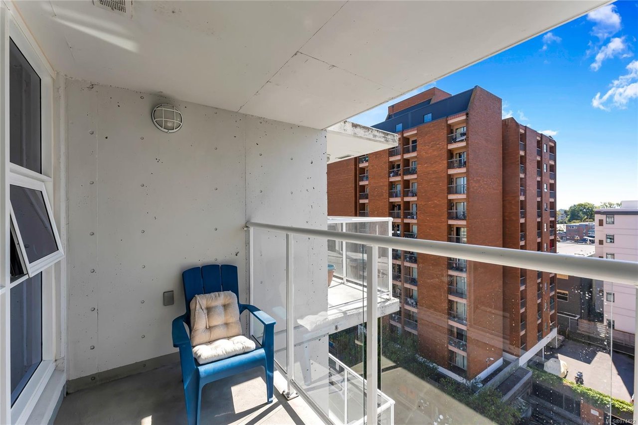 705-860 View St