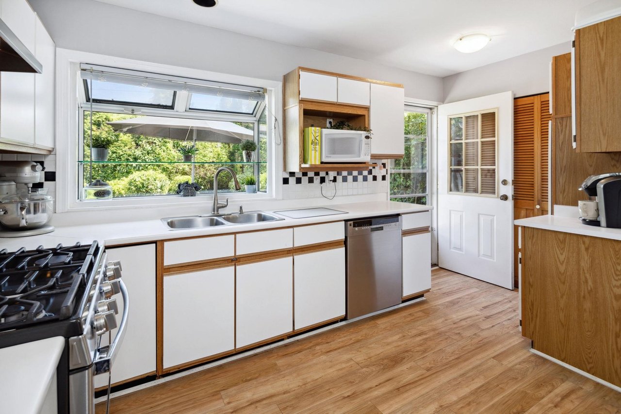 1384 Fernwood Cres