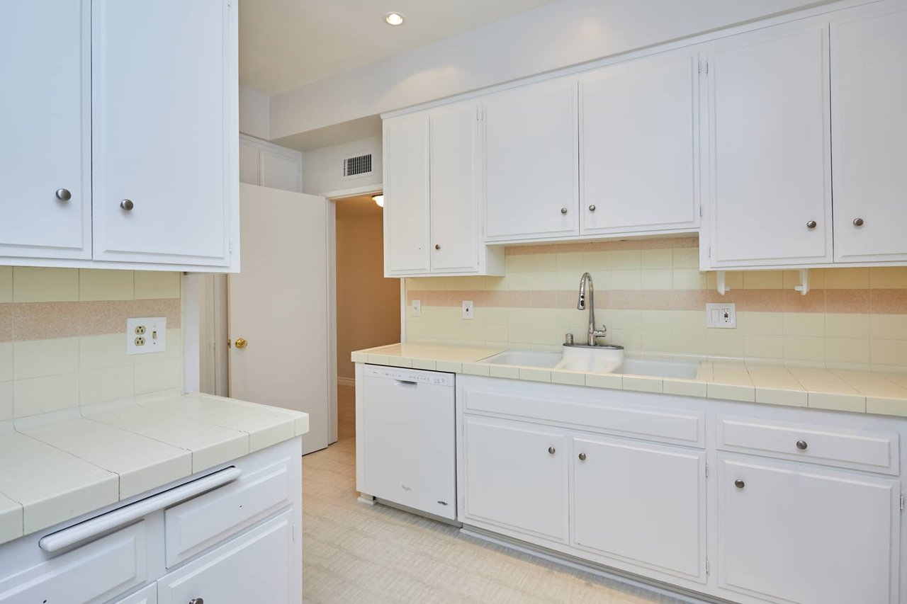 Walk to the best of Beverly Hills! 2BR+Den/2.5 baths