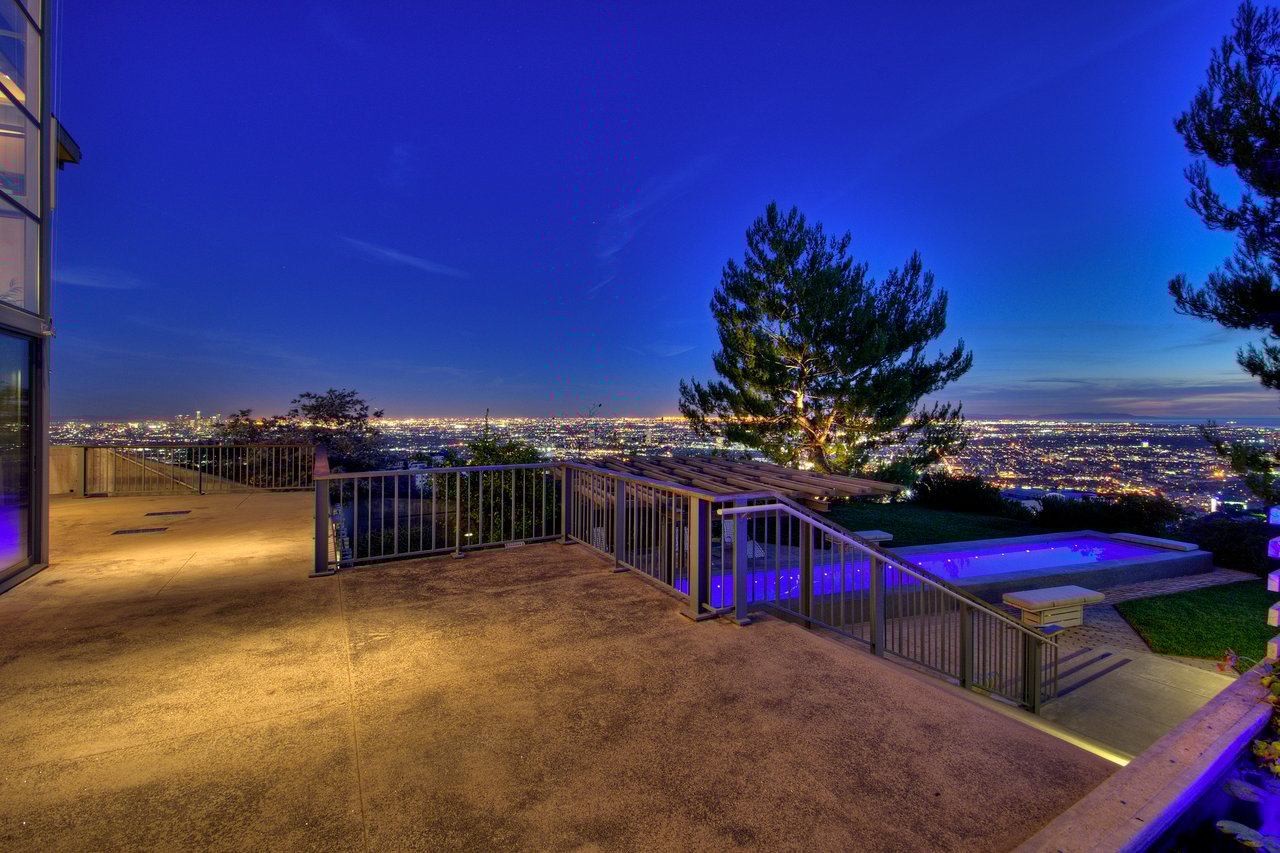 1900 Sunset Plaza Dr