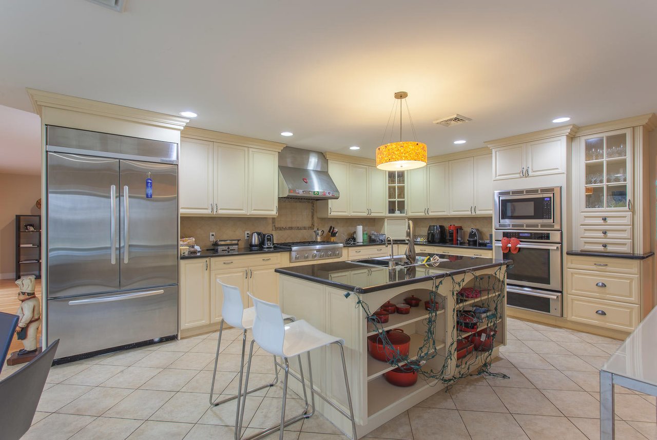 195 Cold Spring Rd, Syosset