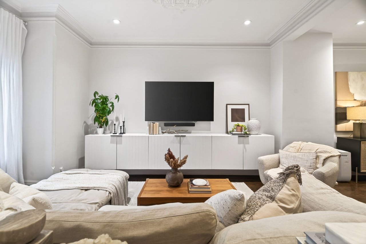 Standout Residence In Coveted Summerhill