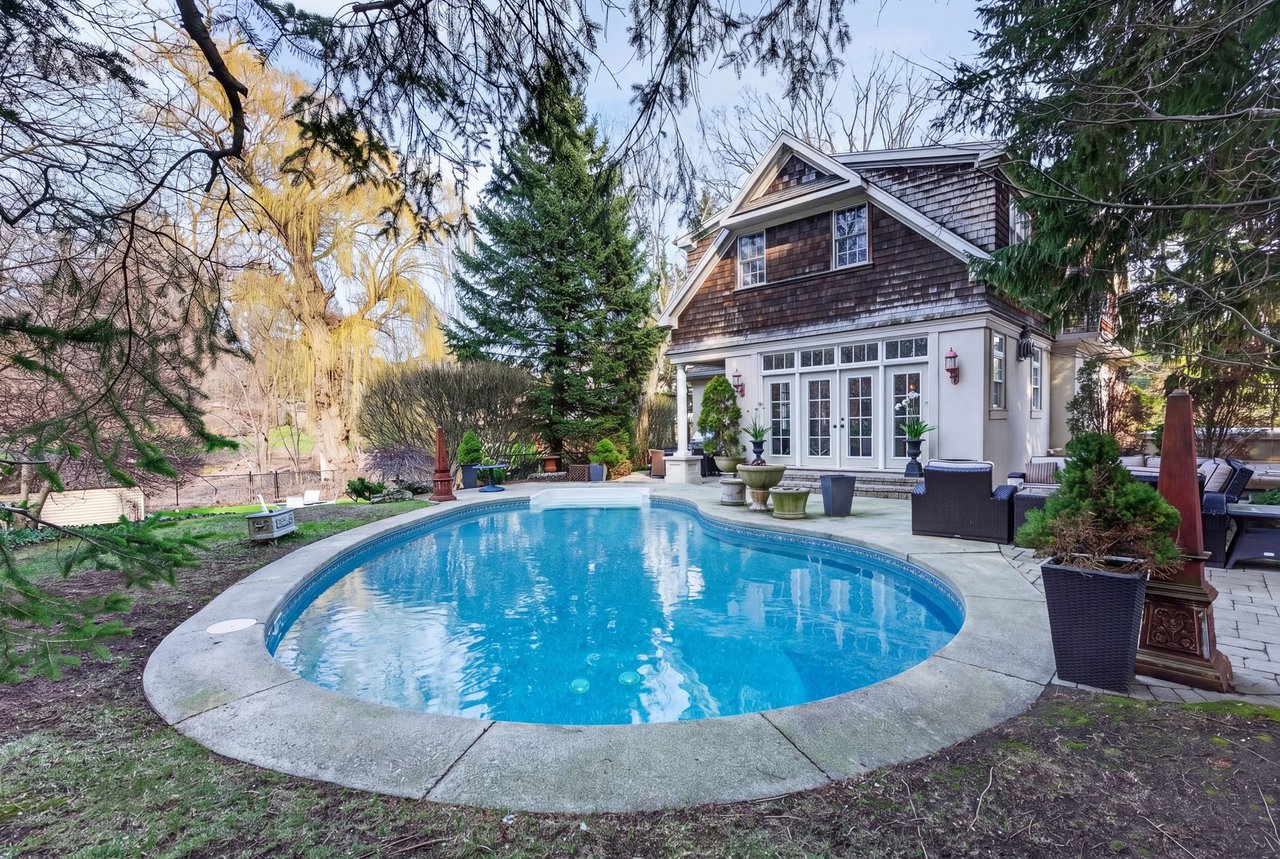  Aldershot Lakeside Elegance