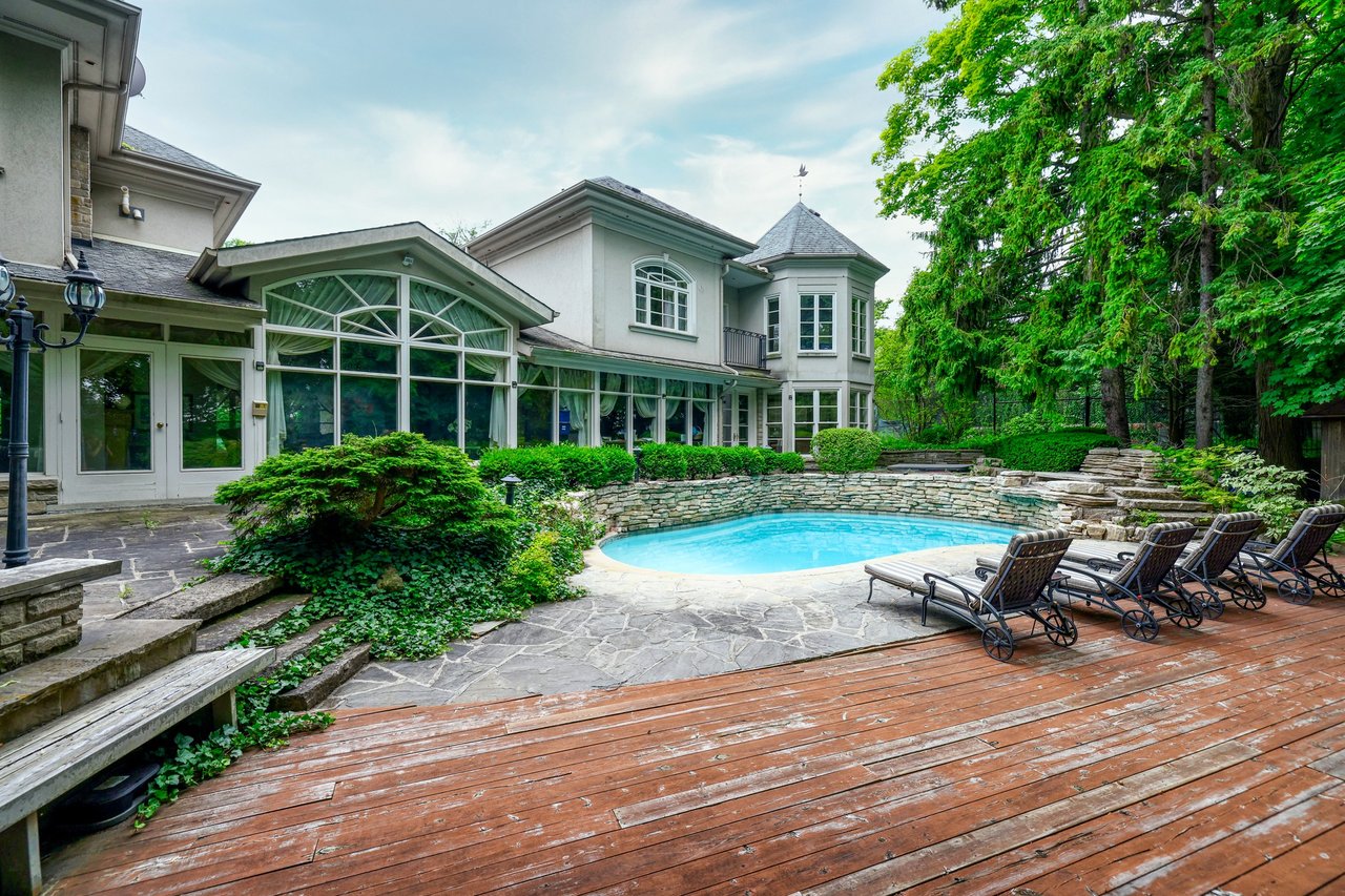 Prestigious Riverview Drive