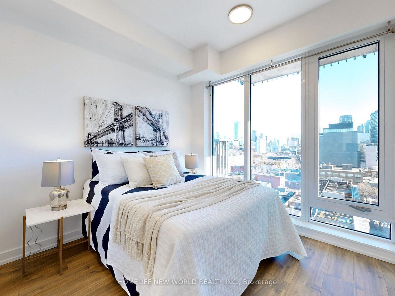 VIBRANT PENTHOUSE IN DOWNTOWN