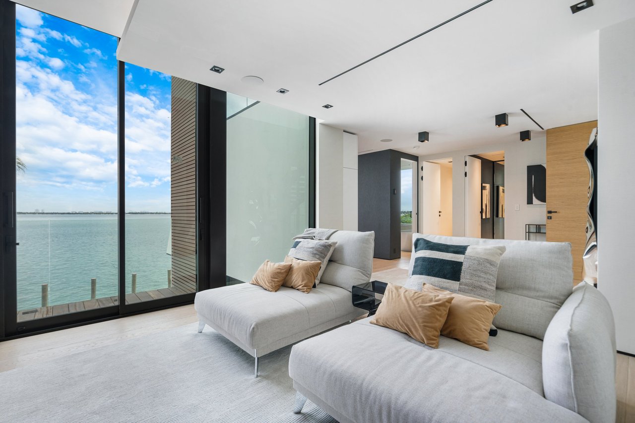 February 2025 | Sabal Development, led by Pascal Nicolai, Finalizes $20.6 Million Sale of Exquisite Venetian Island Estate