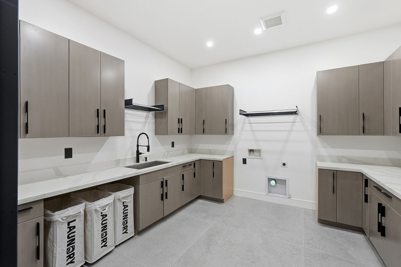 3106 N VALENCIA Lane