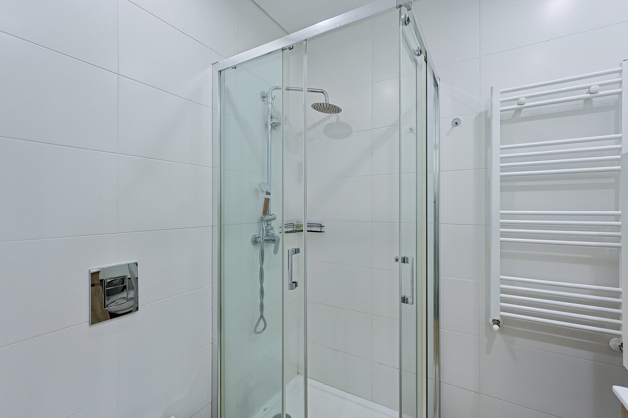 Modern 2-Bed, 2-Bath Apartment in Central Marinha Grande – Near Nazaré