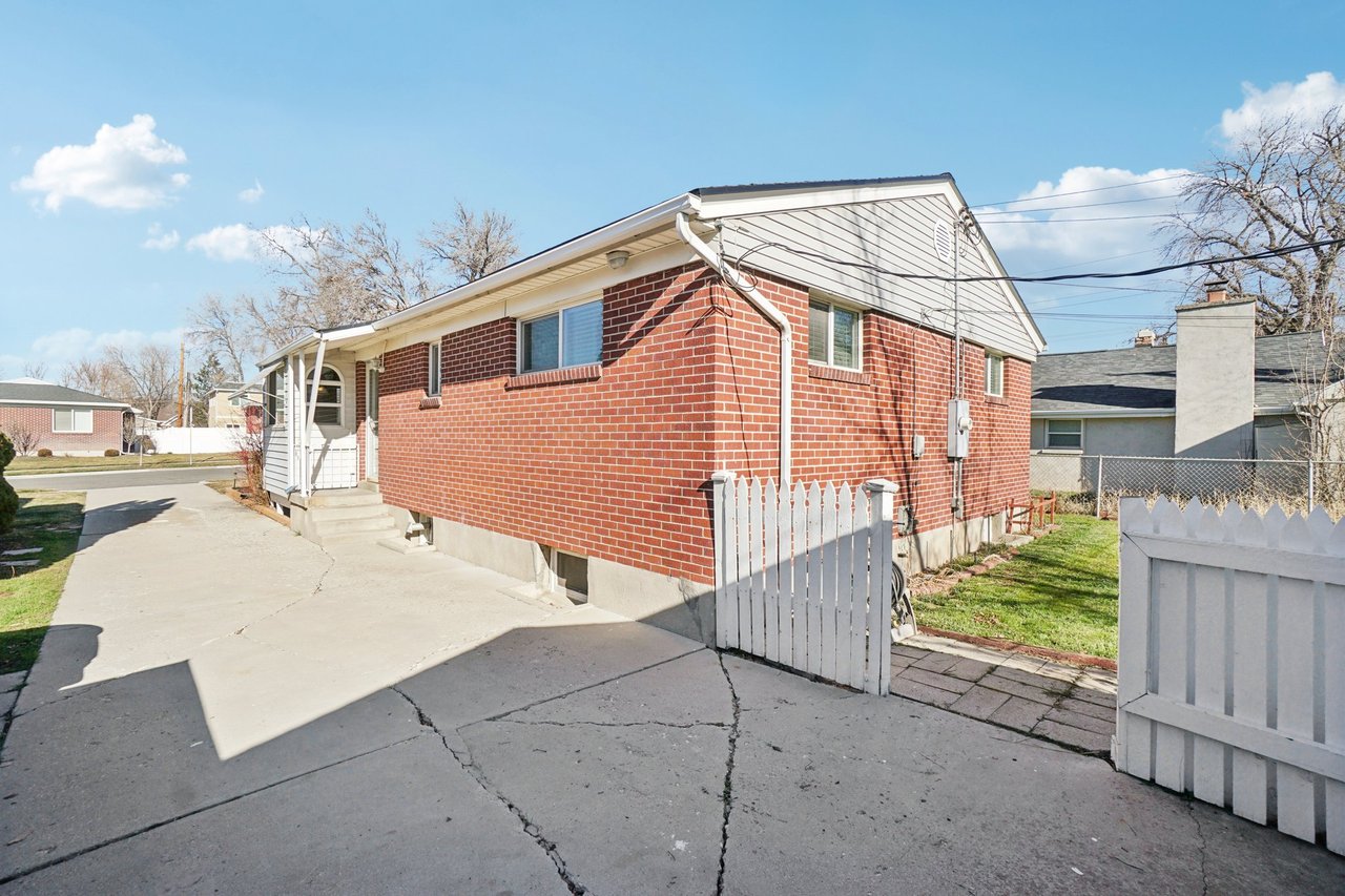870 E Zenith Ave