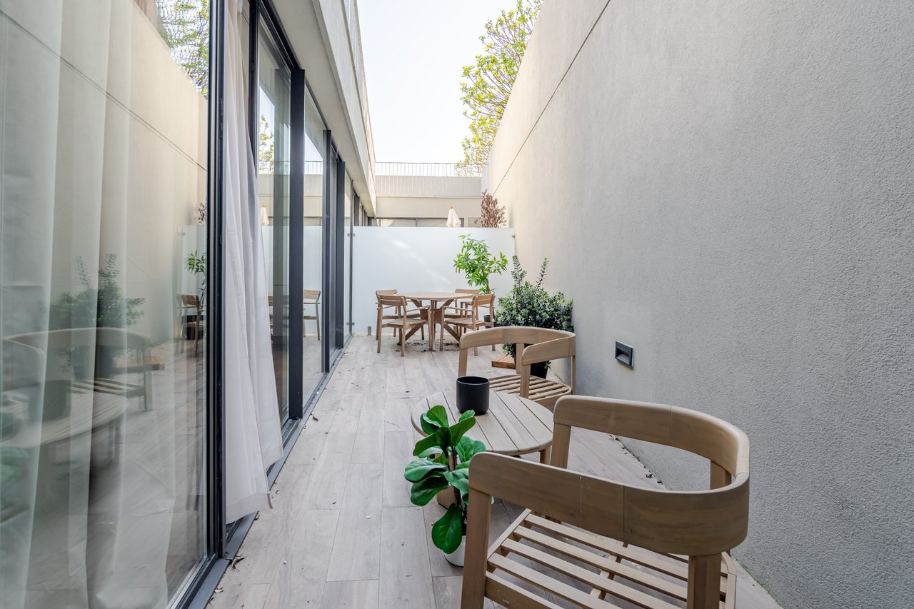 Elegant 2-Bedroom Apartment with Private Patio, Parking & Short-term Rental (AL) License in Central Porto