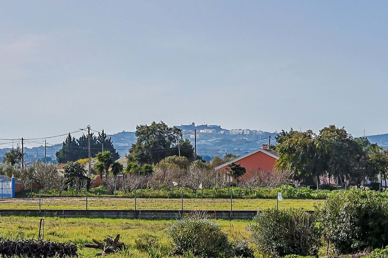 Luxurious 5-Bedroom Home with Pool and Panoramic Views Near Lisbon