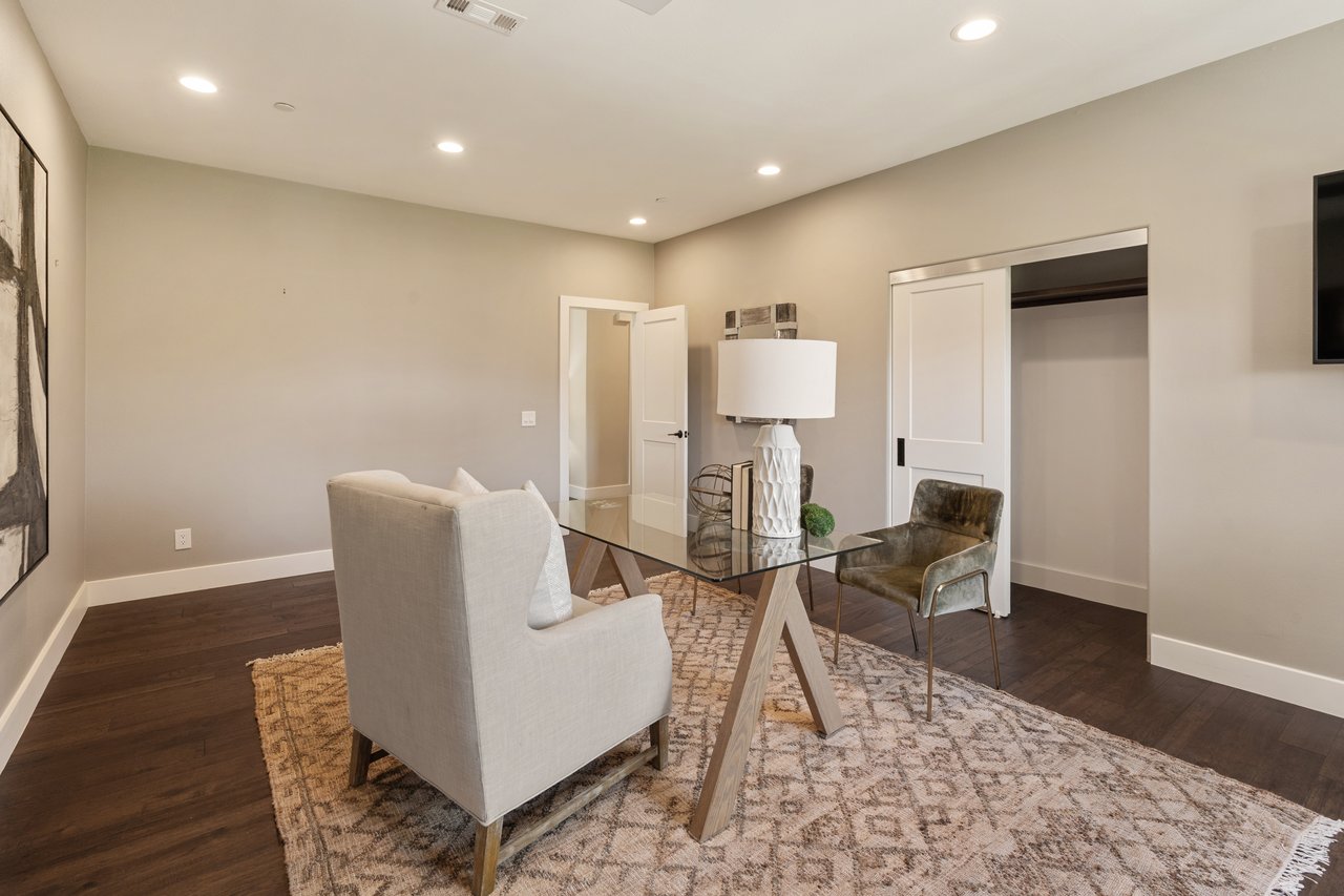1805 Holly Tree Lane