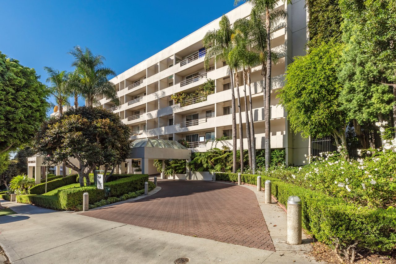 1131 Alta Loma Rd #516