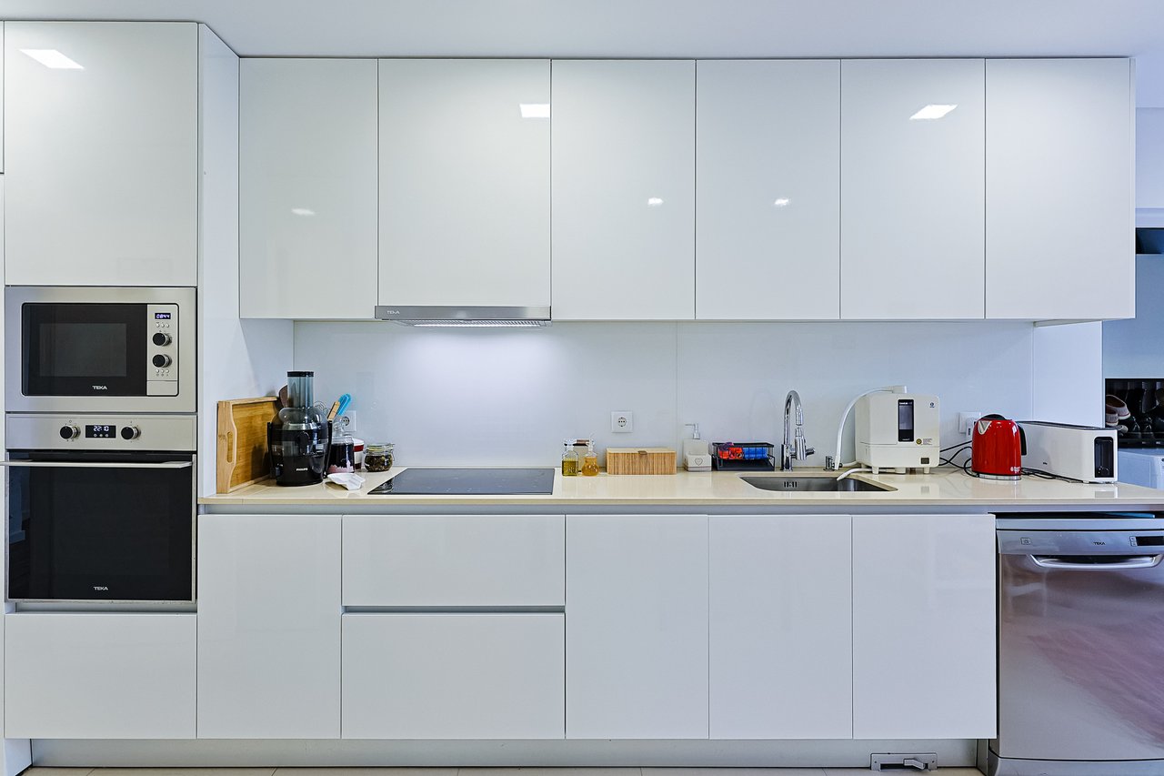 Modern 2-Bed, 2-Bath Apartment in Central Marinha Grande – Near Nazaré