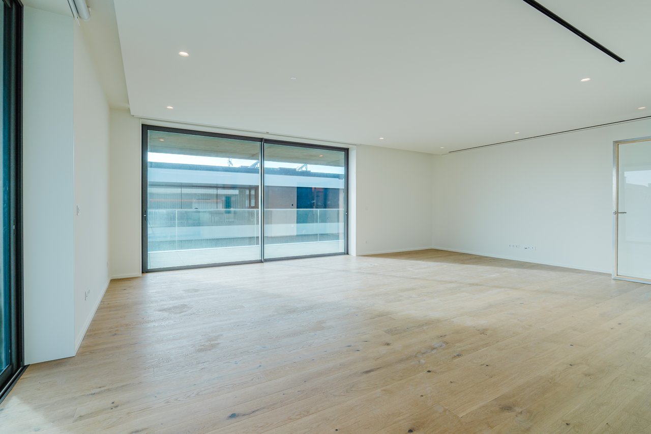 Luxurious 4-Bedroom Sea-View Apartment with Expansive Terrace and Parking in Vila Nova de Gaia