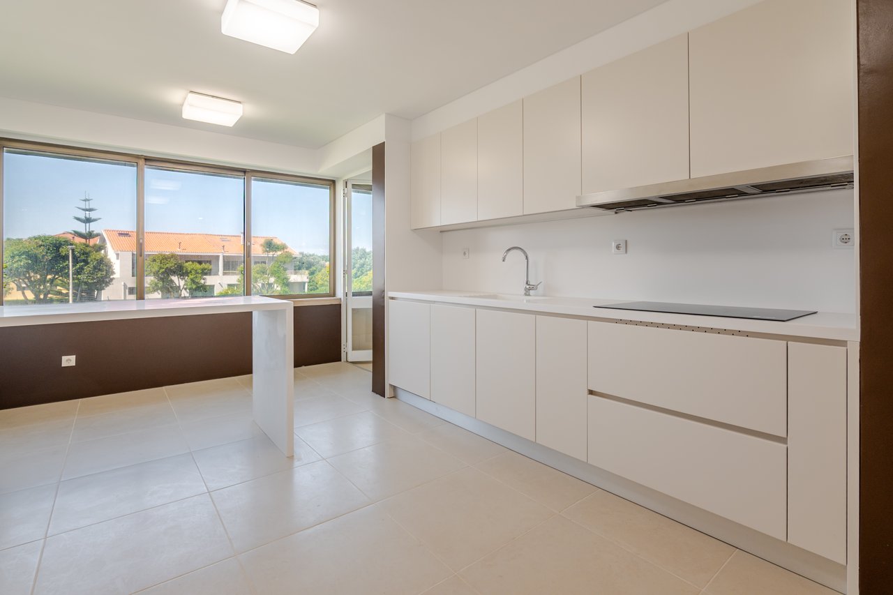 Luxury 5-Bedroom Apartment with Balcony & Private Garage in Foz do Douro, Porto
