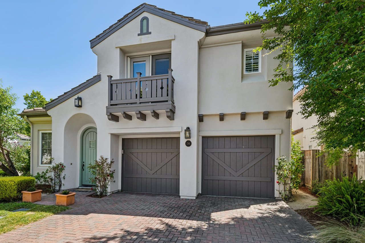 Charming exterior view of a well-appointed home in the sought-after Traditions community of Hamilton.