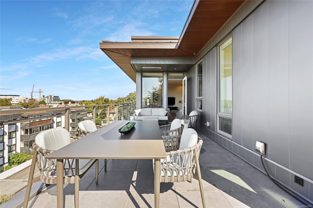 403-1018 Pentrelew Pl