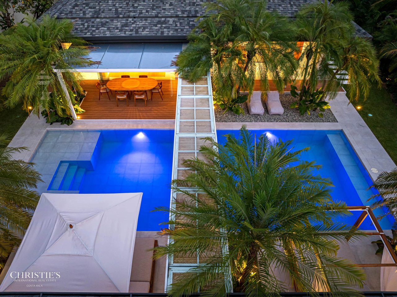 Modern Beachside Luxury Villa, Short Stroll to the Shore