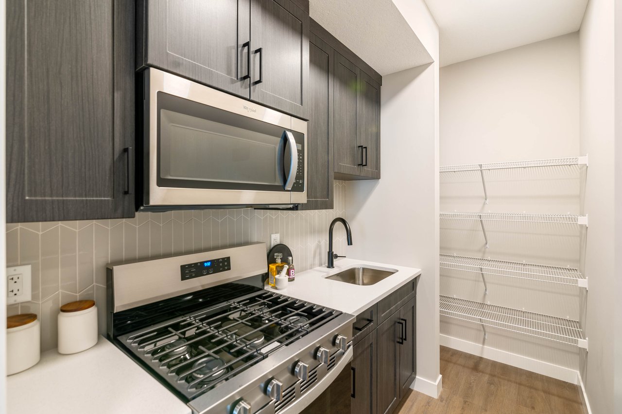 215 Belvedere Crescent SE