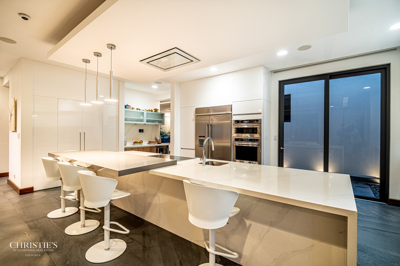 Modern Elegance with Panoramic Views – Exclusive Las Gemas Residence
