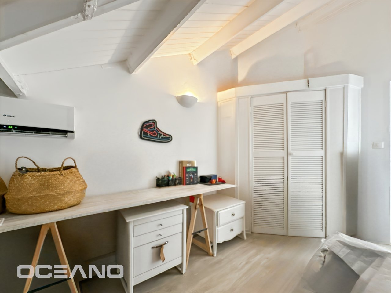 2 bedrooms with a sea view