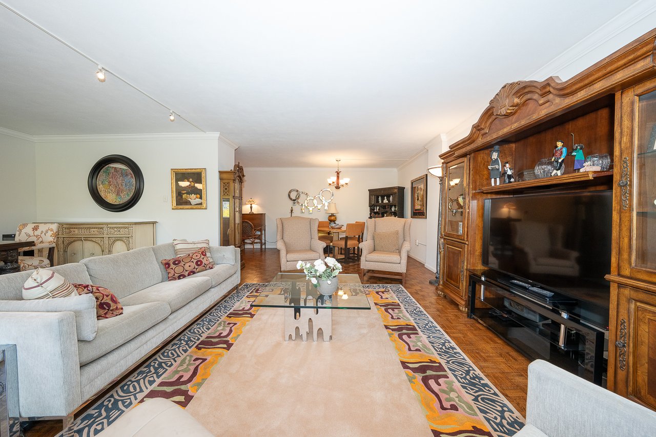 Easy Living on the Main Line!