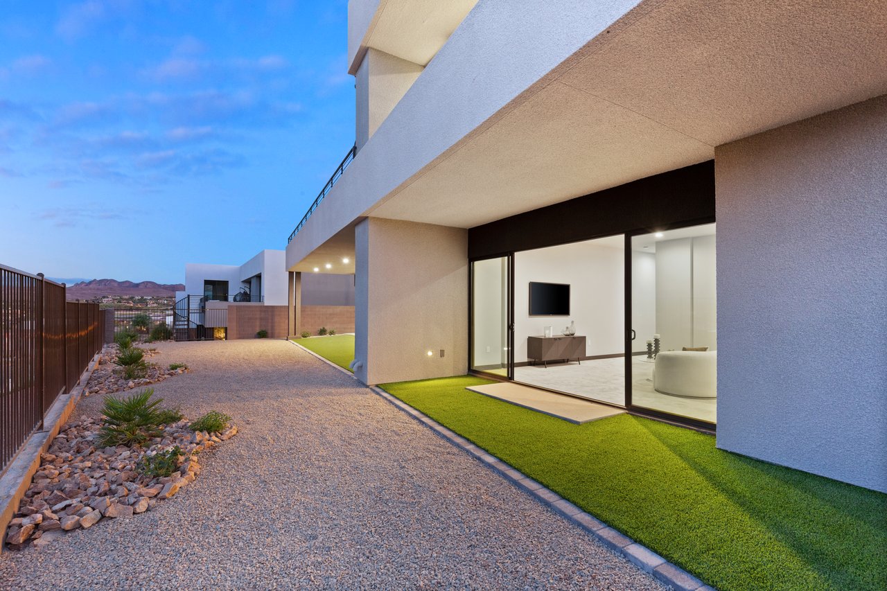 36 Rainbow Point Place