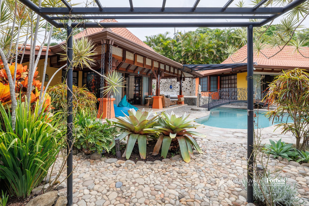 21476 - House: Balinese-Inspired Luxury Home for Sale in Atenas