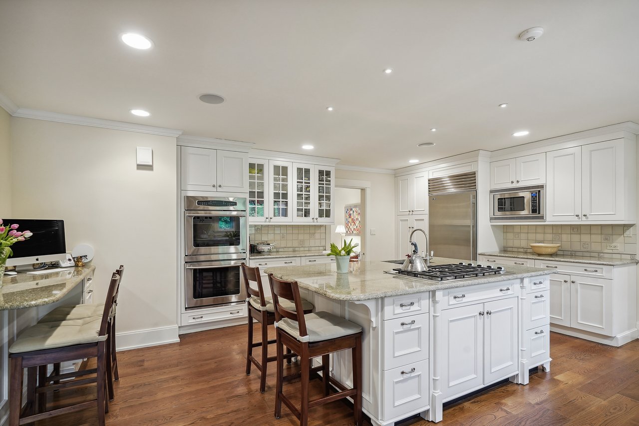 17 Eastwoods Road