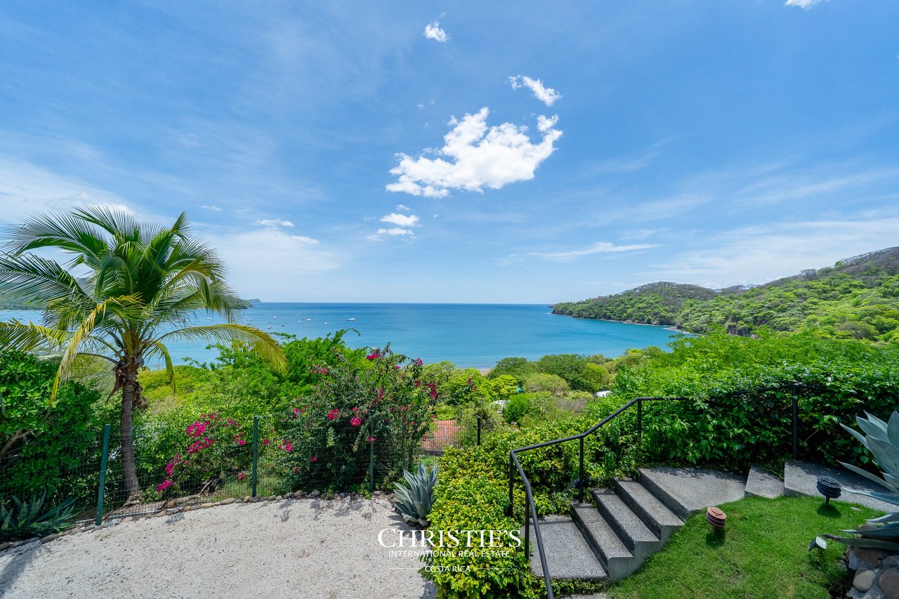 Casa Holmes: Award-Winning Glass House with Ocean Views