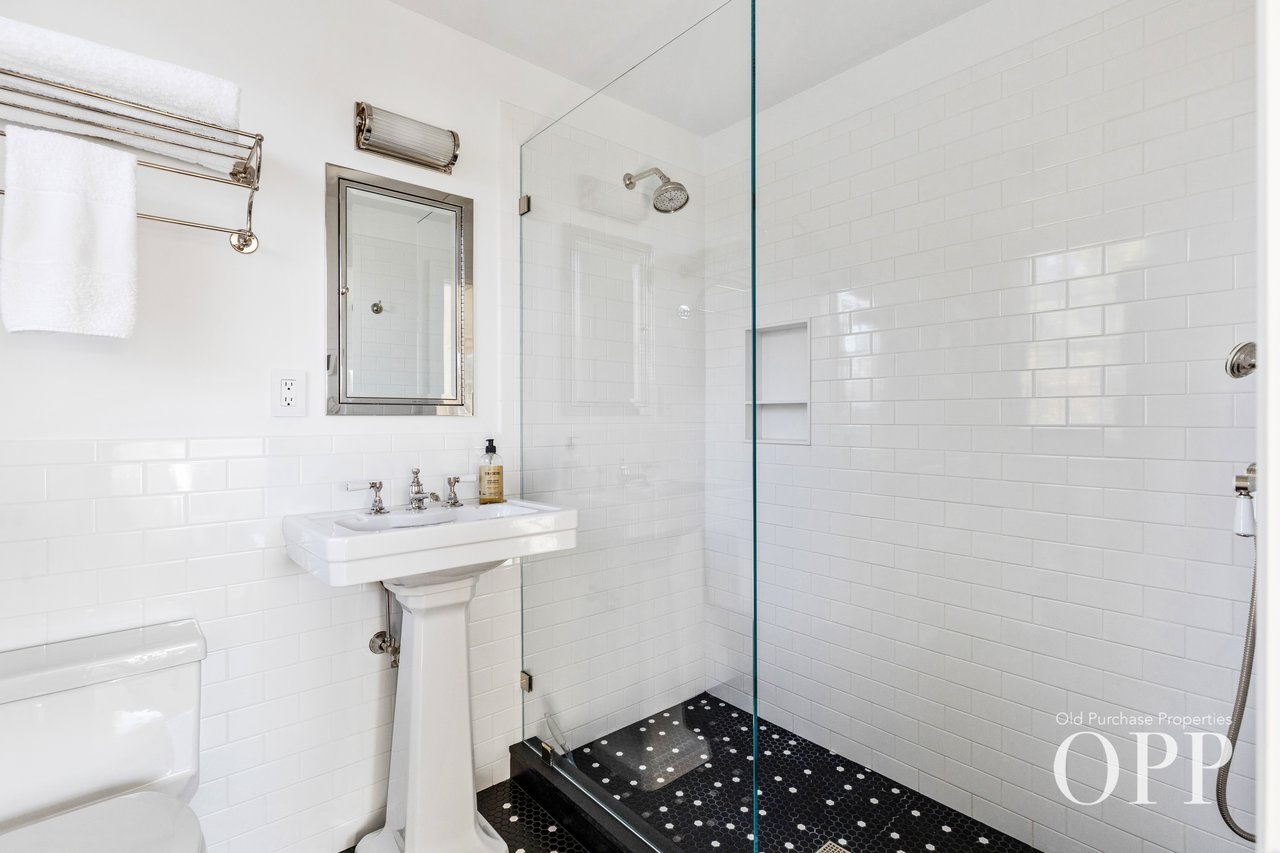 A REFINED BELLPORT RETREAT