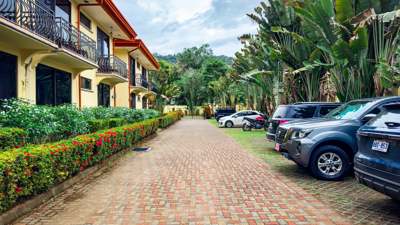 Jaco condo parking and entrance
