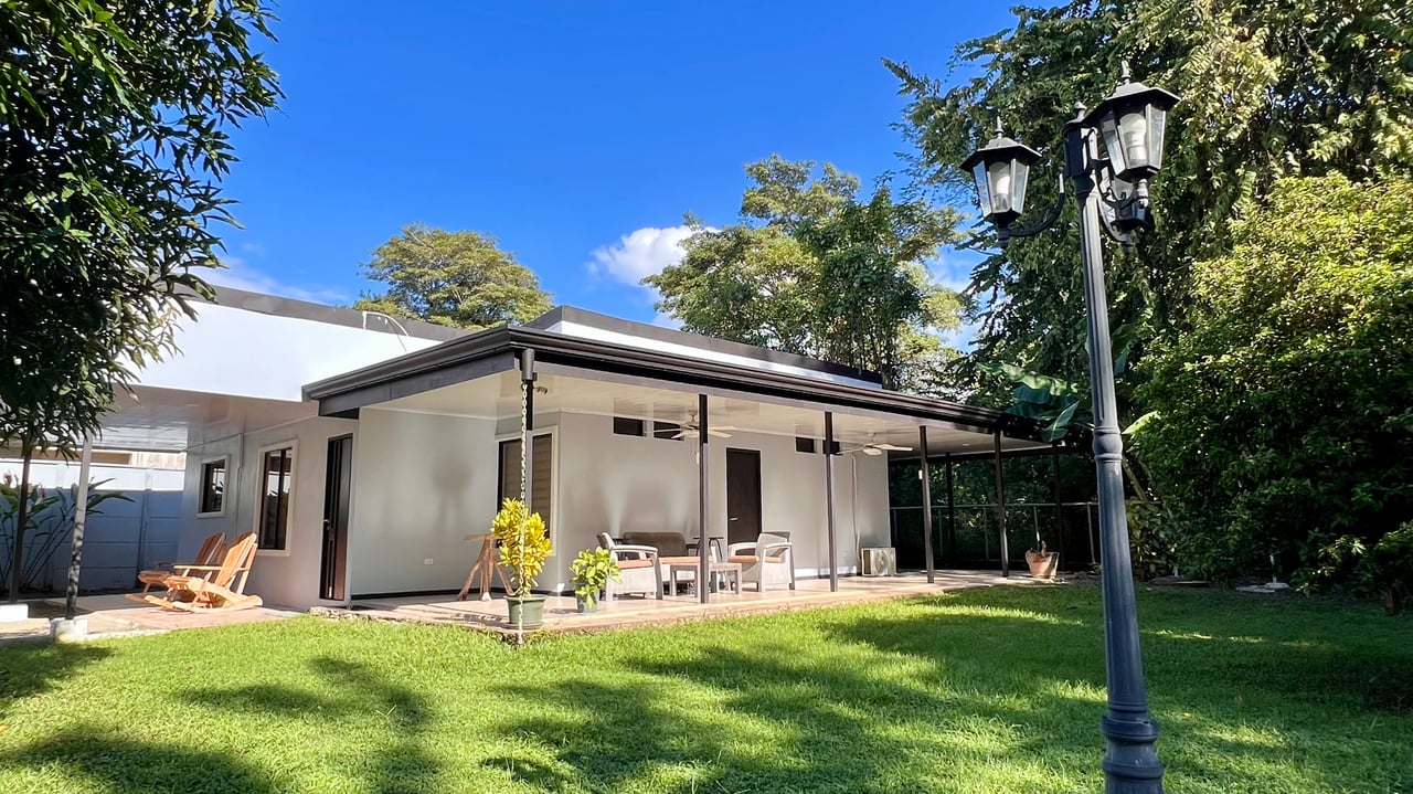 3-Bedroom Home with Large Pool and Garden in Bahía