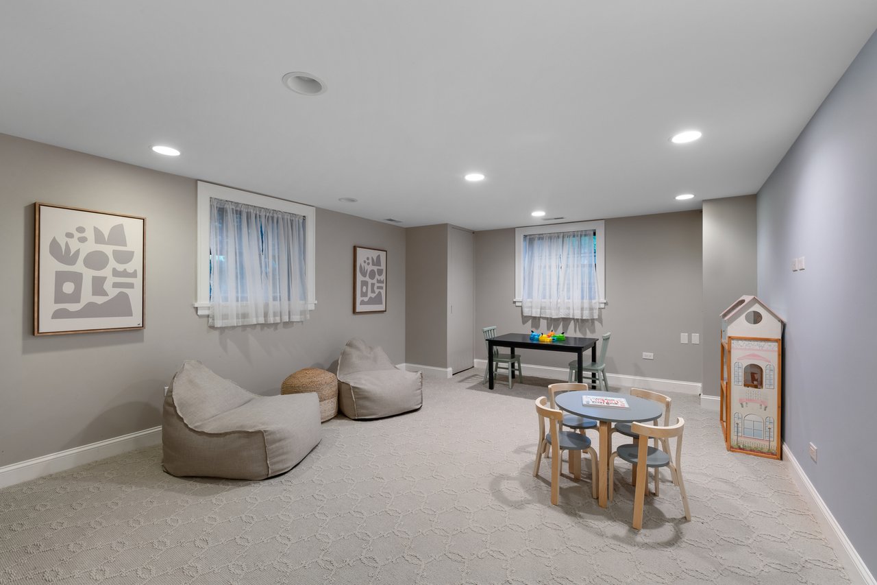 212 Sheridan Rd