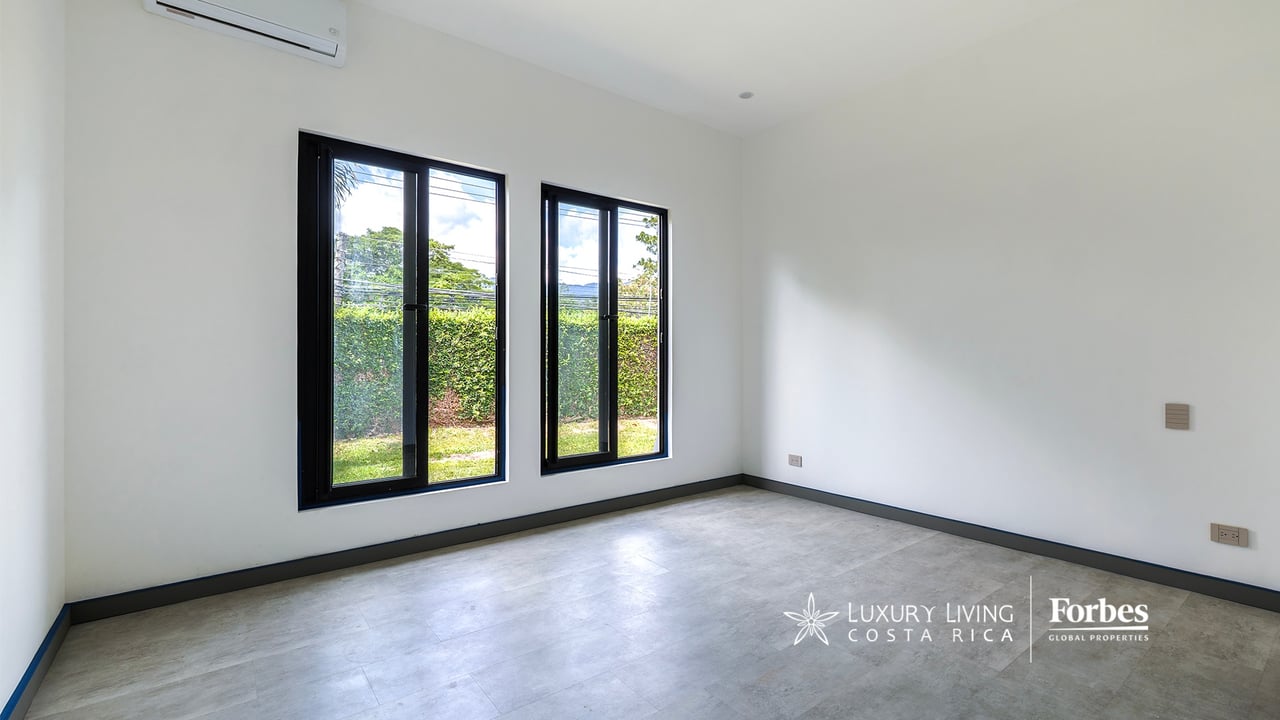 21468 - Remodeled 1-level house, 4 bedrooms, pool, terrace and garden