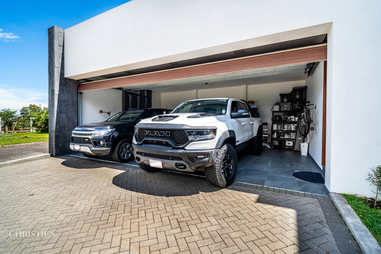 Modern Elegance with Panoramic Views – Exclusive Las Gemas Residence
