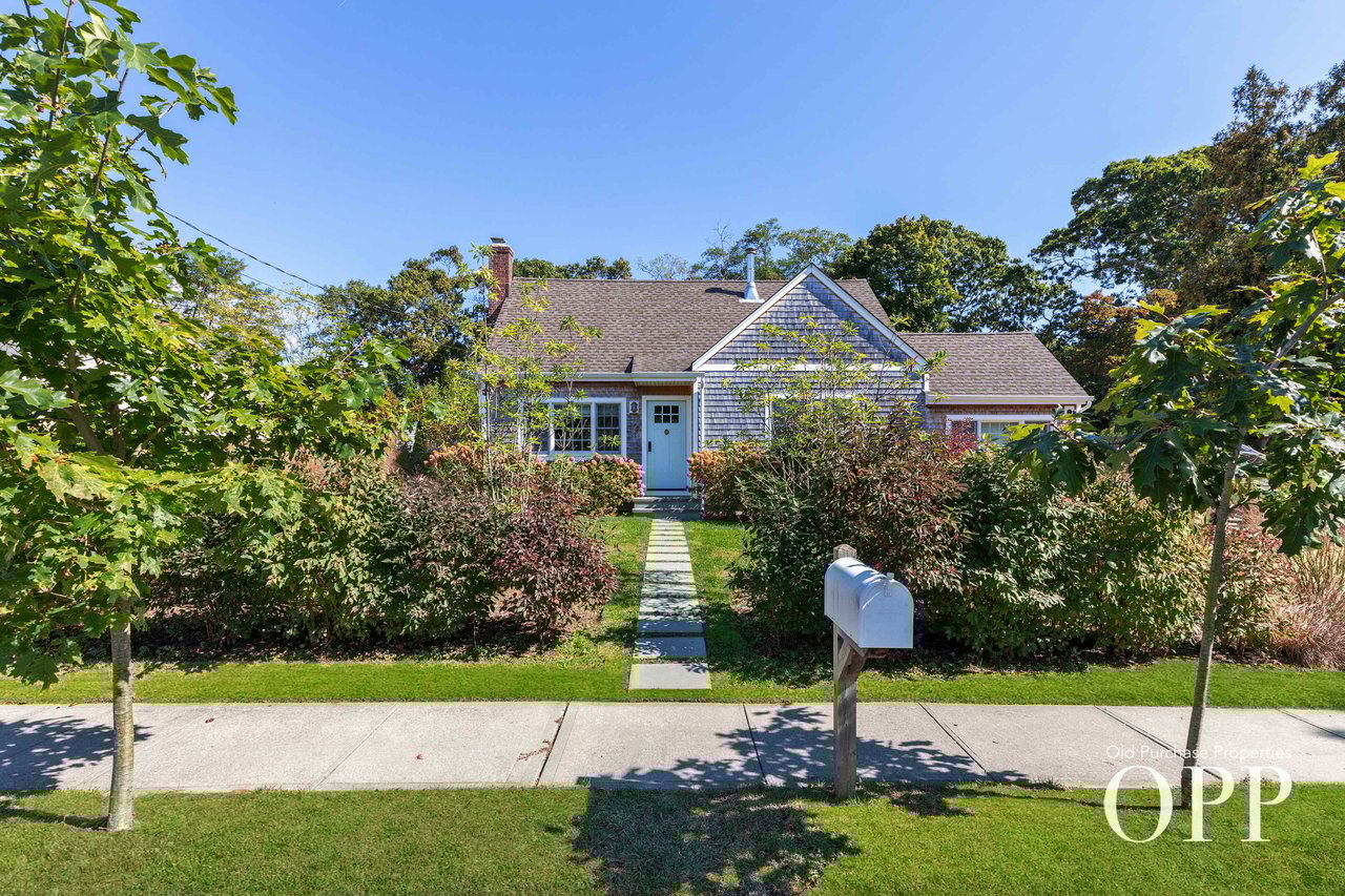  Stylish Cape Cod Retreat in Bellport Village