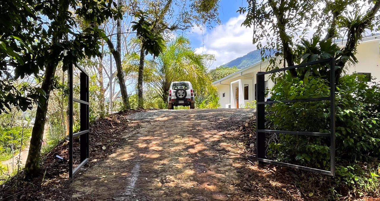 Exquisite Modern Retreat with Ocean and Mountain Views in Ojochal, Costa Rica