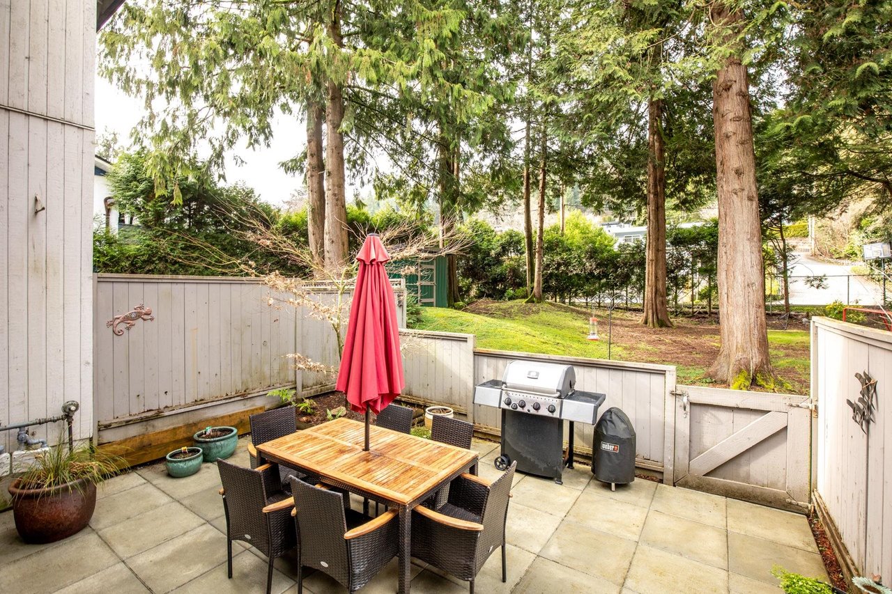 2060 Deep Cove Cres
