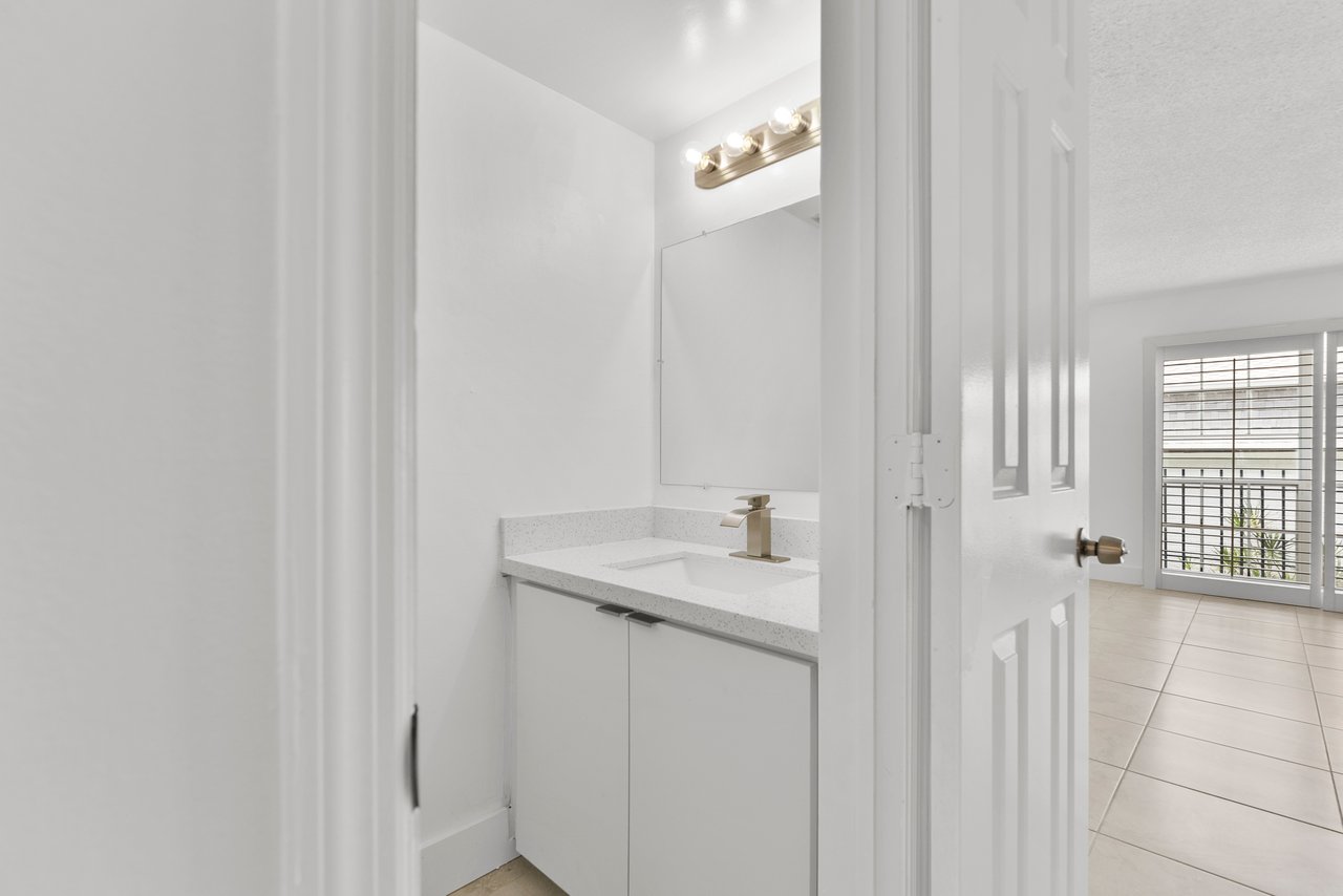 1194 Hillsboro Mile, Unit 72