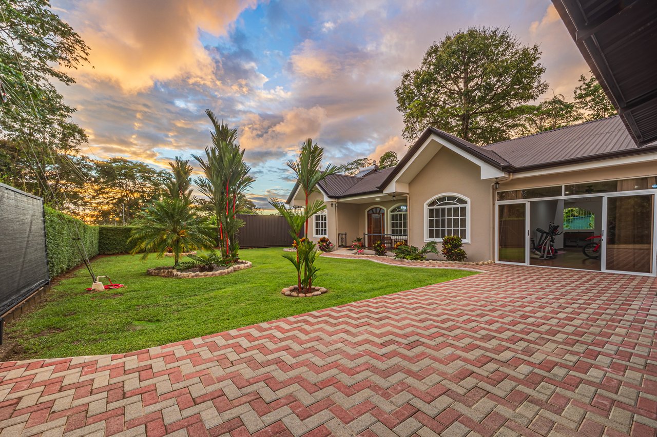 Exceptional 5-Bedroom Residence on Los Laureles Street – Prime Location & Versatile Layout