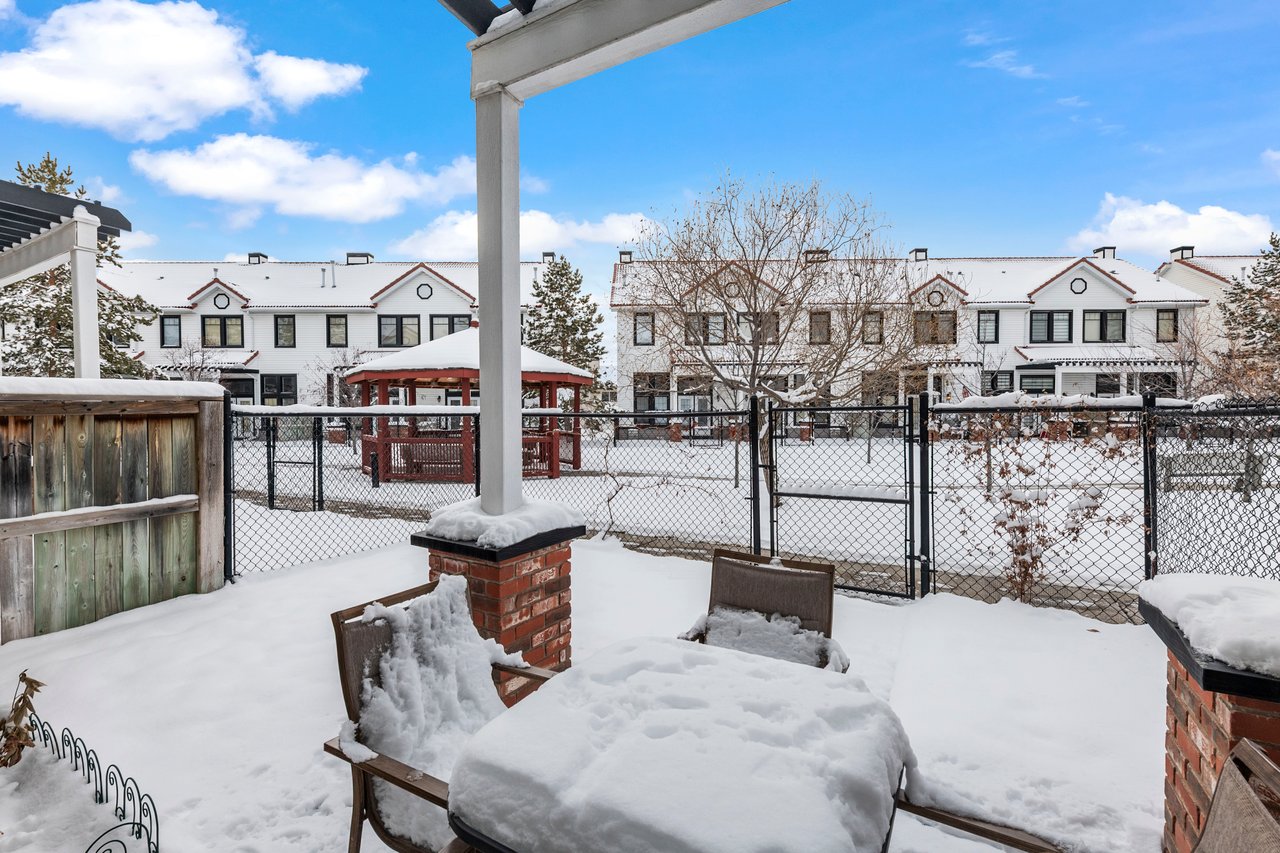 8910 Royal Oak Way NW