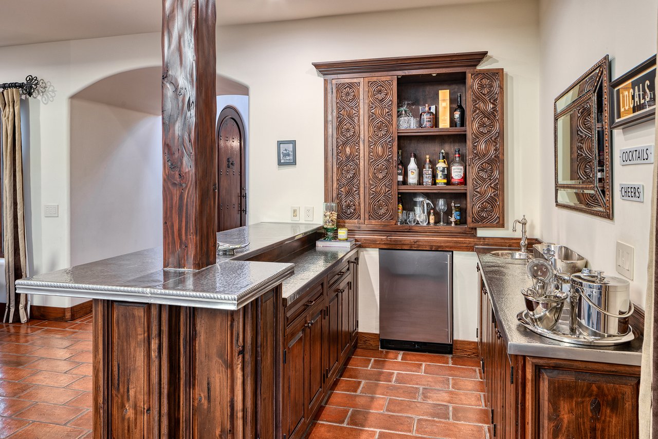 8243 N MOCKINGBIRD Lane